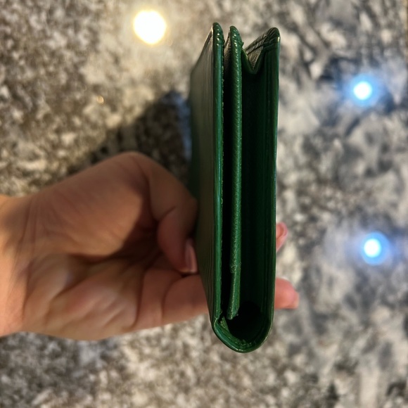 Louis Vuitton Vibrant Green Card Holder - Picture 7 of 7